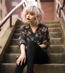 oldtex59_a_female_sitting_on_some_steps_in_the_style_of_flowerp_788d36ff-2d9c-4a67-a1f8-cc56e5a89164
